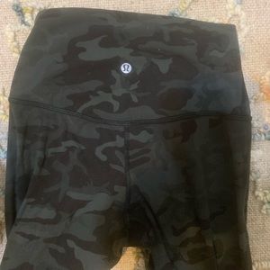 Women’s lululemon leggings camo size 6